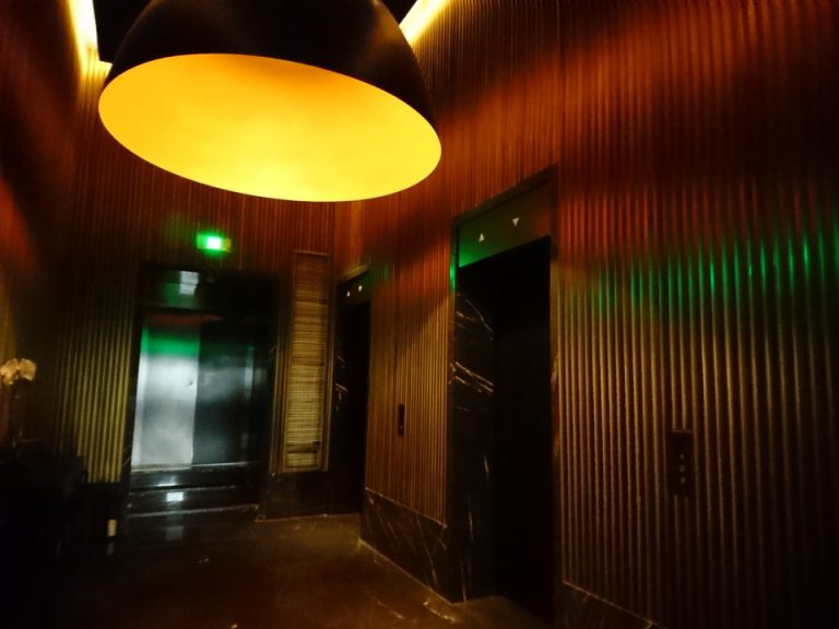 フロント階エレベーターホール