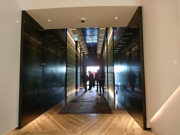 フロント階エレベーターホール