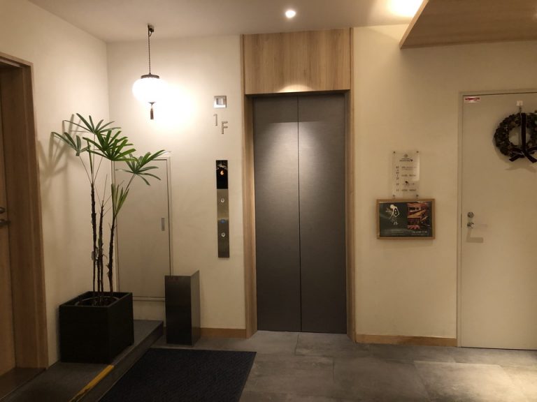 フロント階エレベーターホール