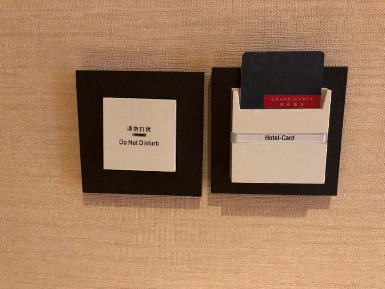 入り口右手のホテルカード入れ