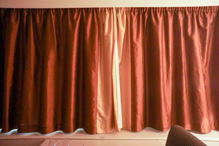 寝室窓のカーテンを閉めた状態です