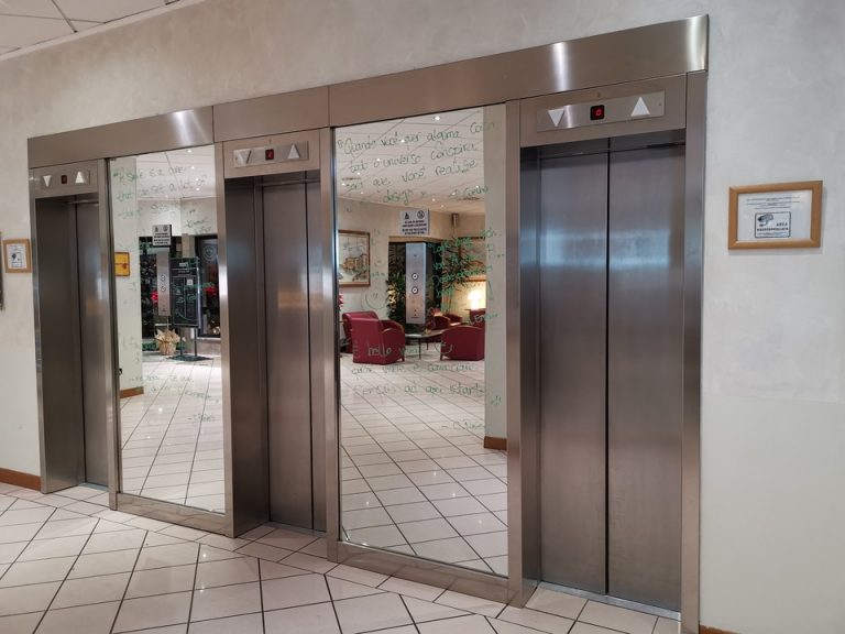 エレベーターホールフロント階