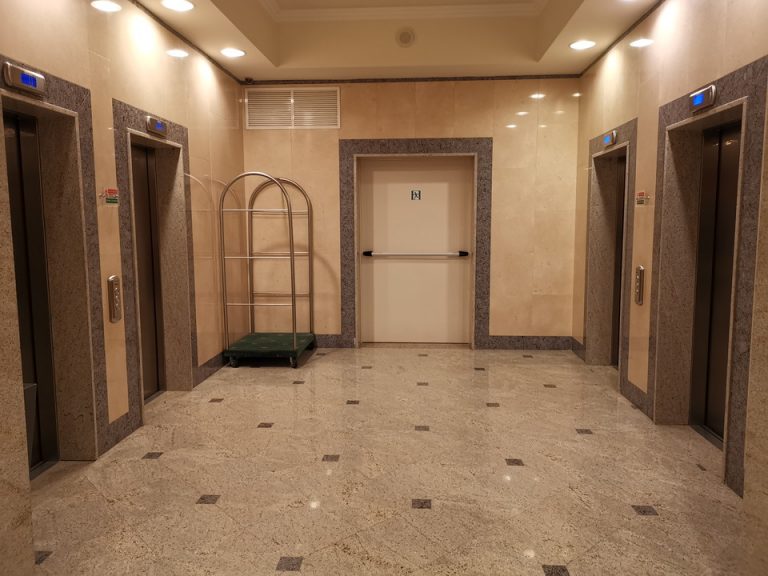 エレベーターホールフロント階