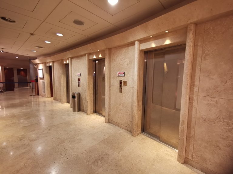 エレベーターホールフロント階