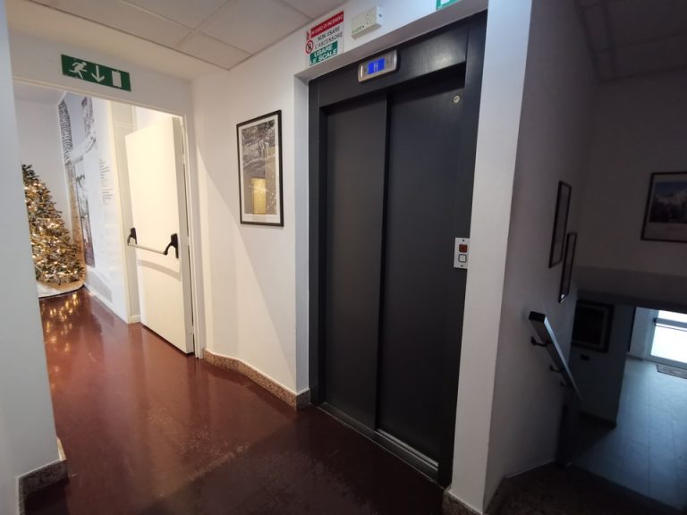 エレベーターホールフロント階