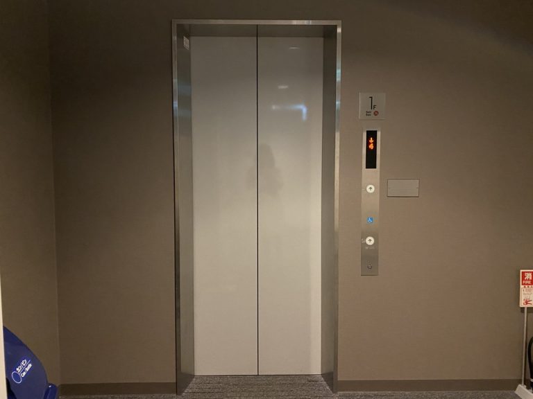エレベーターホールフロント階