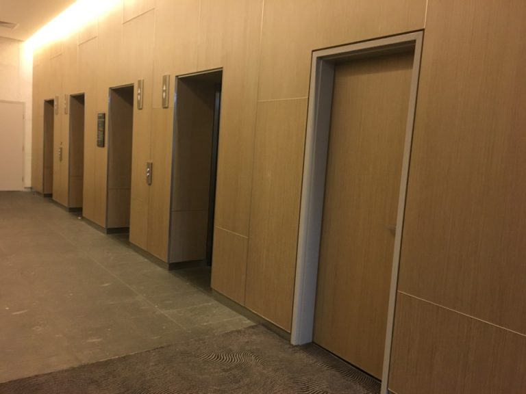 エレベーターホールフロント階