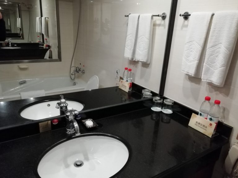 洗面所2 無料のミネラルウォーター2本