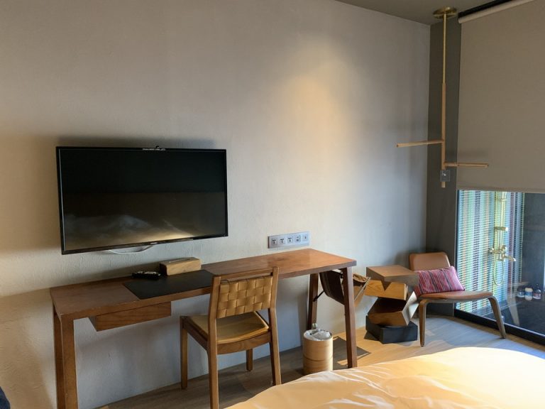 客室_ベッド方向からTV