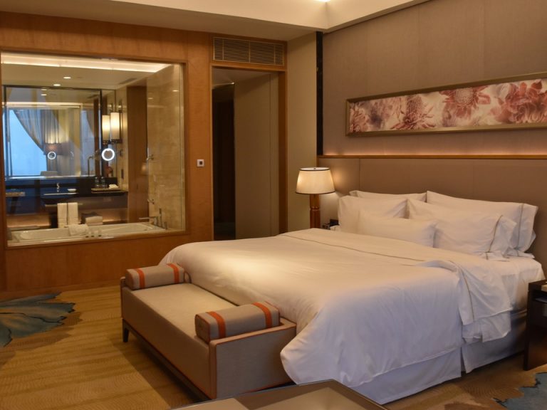 寝室バスルーム方向