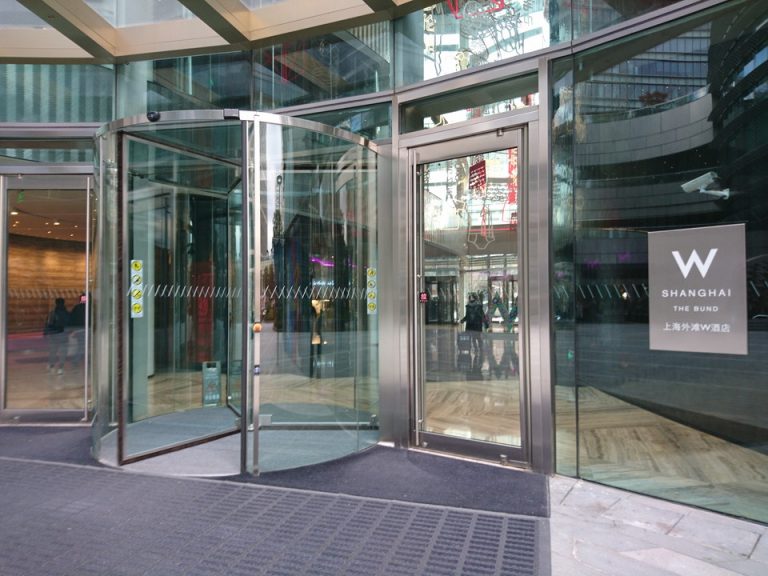 エントランス入口回転ドア(地下鉄側)