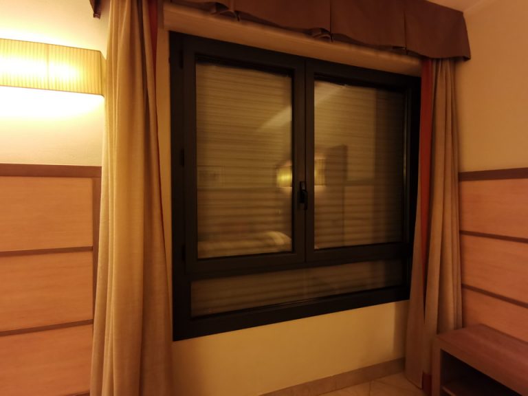 シャッターを閉じた状態