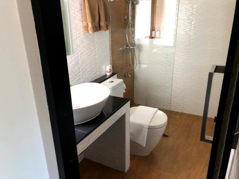 バスルーム入口から全体