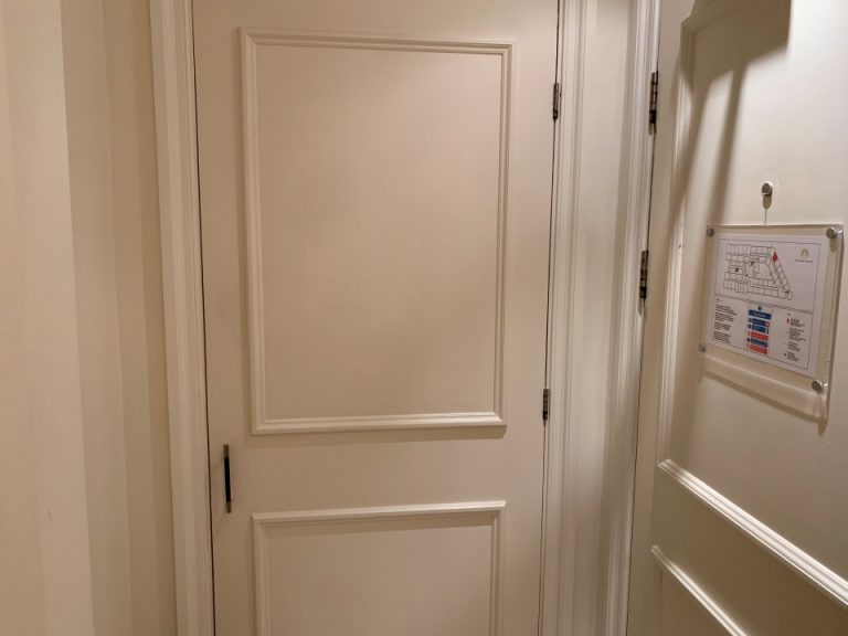 客室_クローゼット外観(閉じた状態)