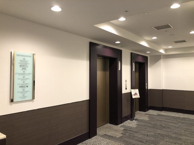 ホテル6F 駅ビル「高崎モントレ―」のエレベーターホール