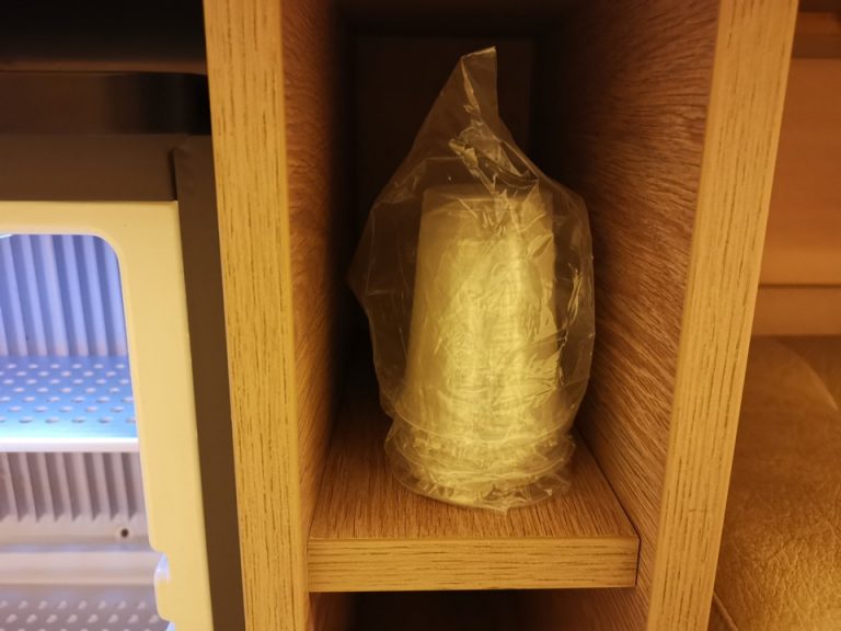 プラスチック製の使い捨てカップ