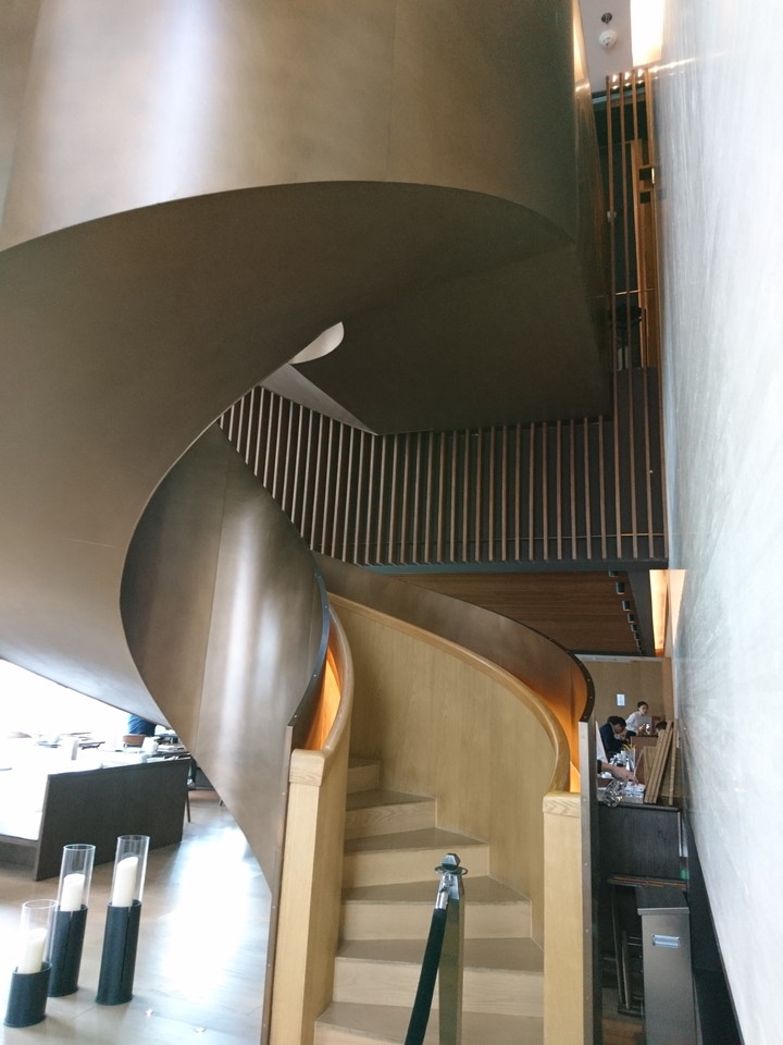 バーから屋上階への階段