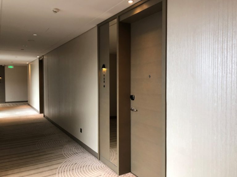 部屋の前の廊下1