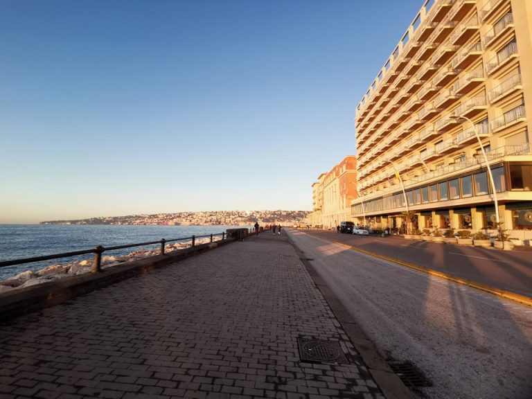 ナポリ湾岸沿い