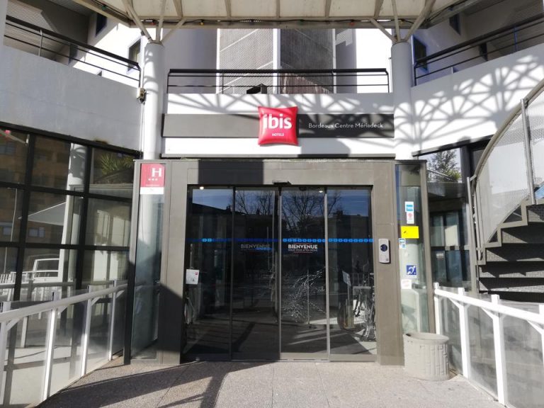 エントランス外観1