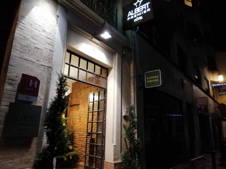 エントランス外観1