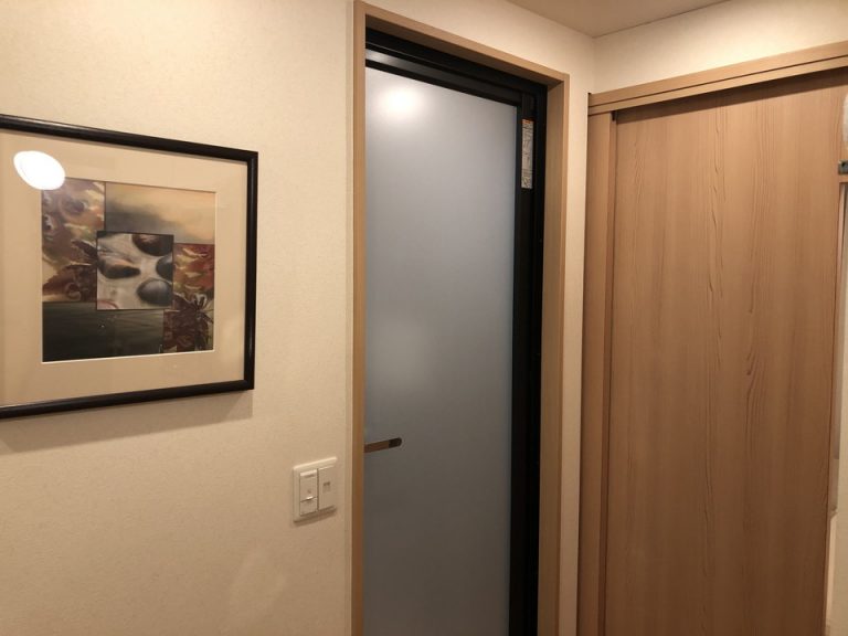 バスルーム入口ドアとベッドルーム入口ドア