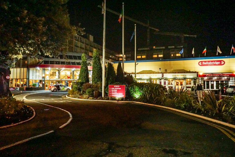 夜のホテルの外観です