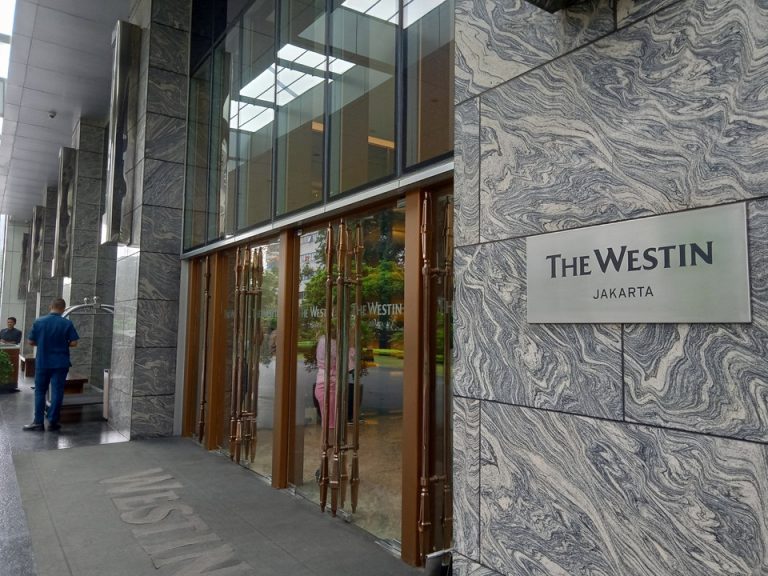 エントランス外観02