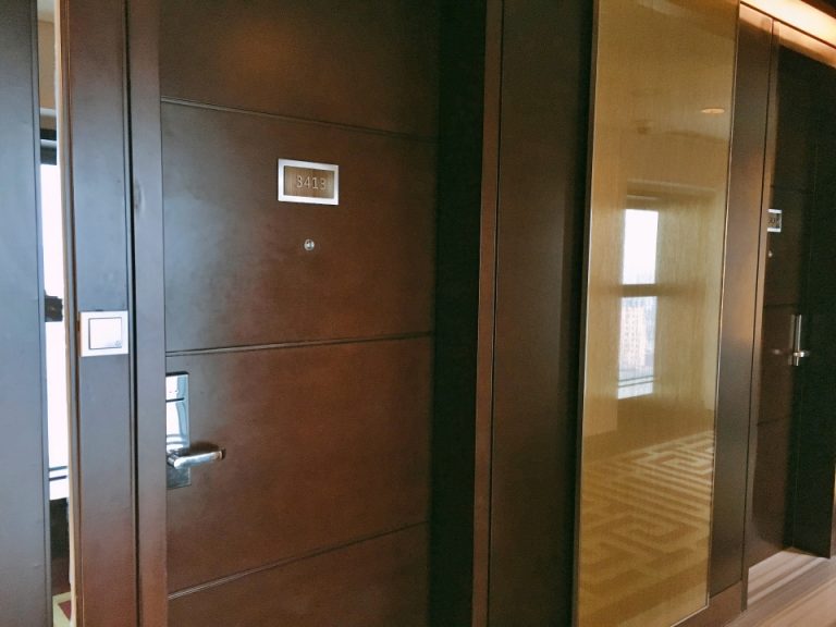 客室ドア外から