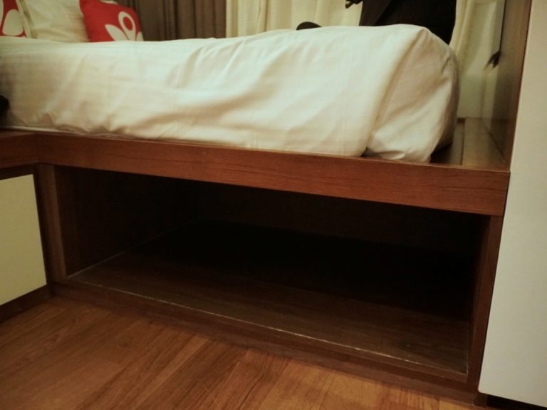 ベッド下に収納スペースがあります