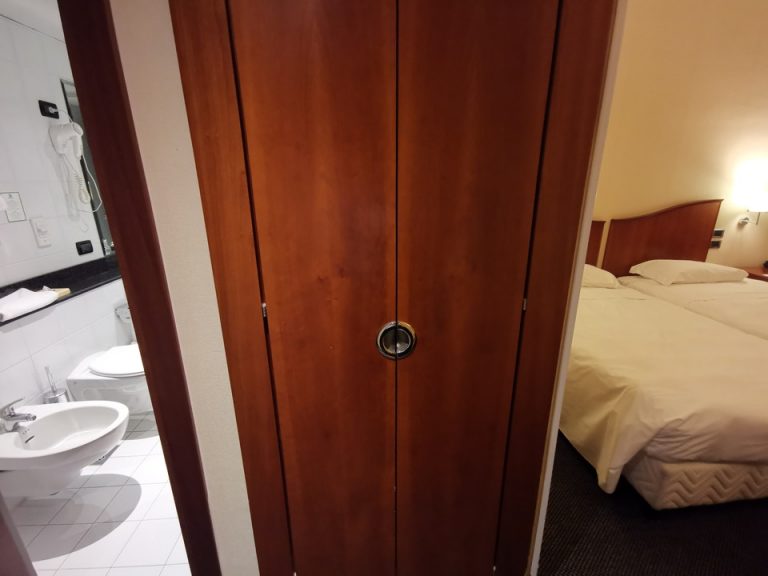 クローゼット外観(閉じた状態)