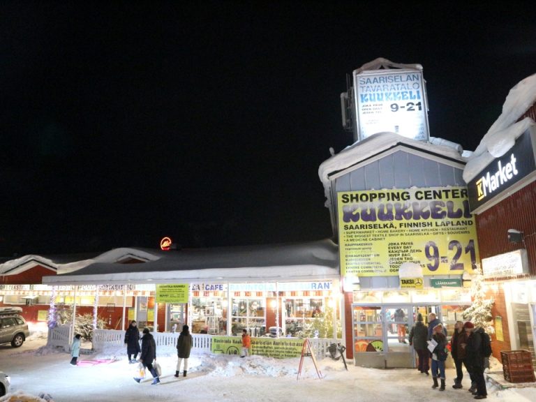 ホテルから歩いて10分程の距離にサーリセルカの街唯一のスーパーマーケットがあります。巡回バスで行くことも出来ます。