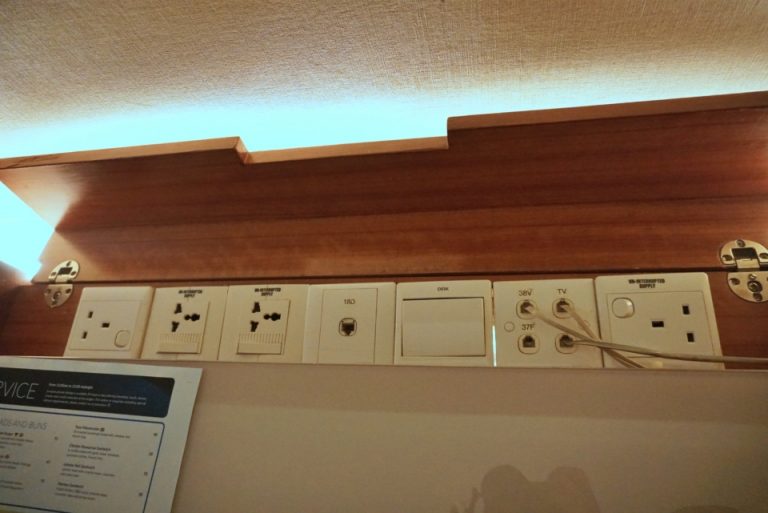 デスク奥にはコンセント一式