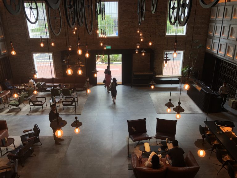 二階からロビー