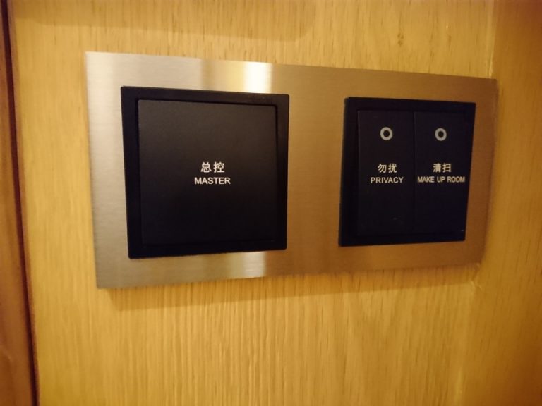 客室ドア横の照明ボタン