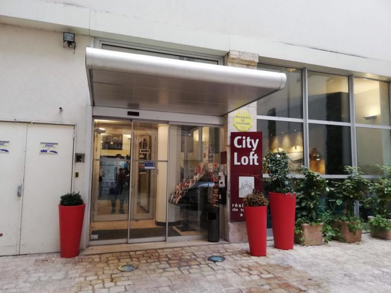 エントランス外観2