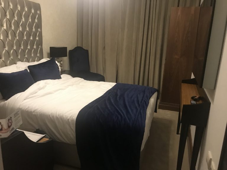 入り口からのベッド