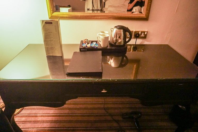 客室にあるデスクです