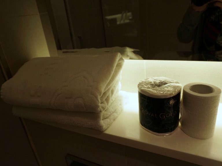 タオルとトイレットペーパー