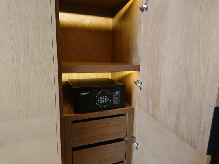 クローゼット右(開けた状態)