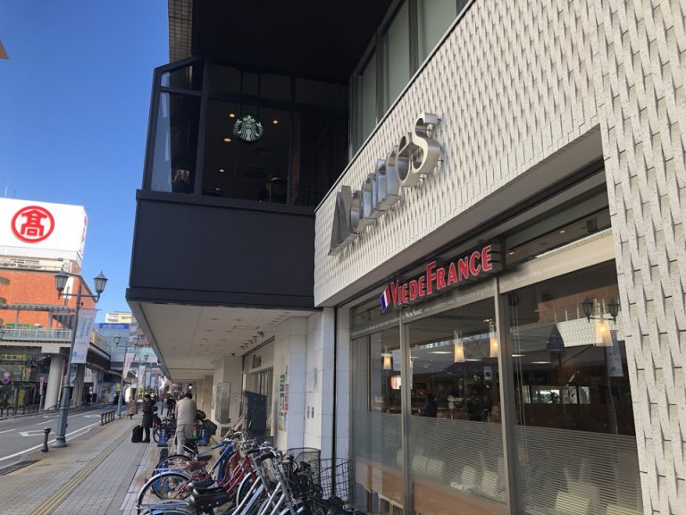 ホテルがある駅ビル2Fにもスターバックス それから1Fにはパン屋