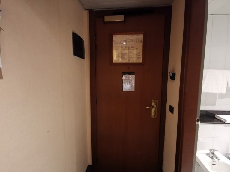 客室入口内観ドア