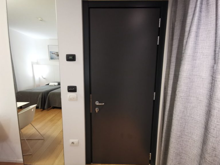 客室入口内観ドア