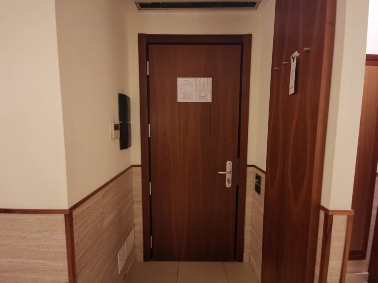 客室入口内観ドア