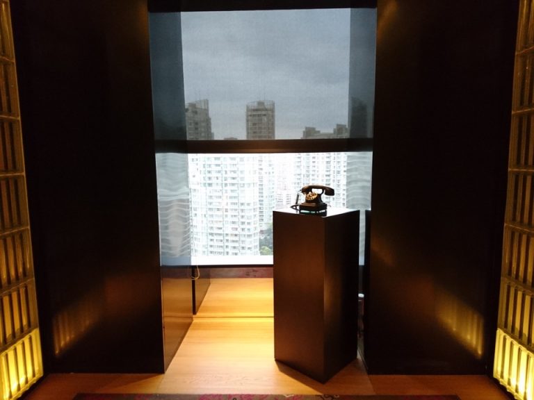 エレベーターホール窓