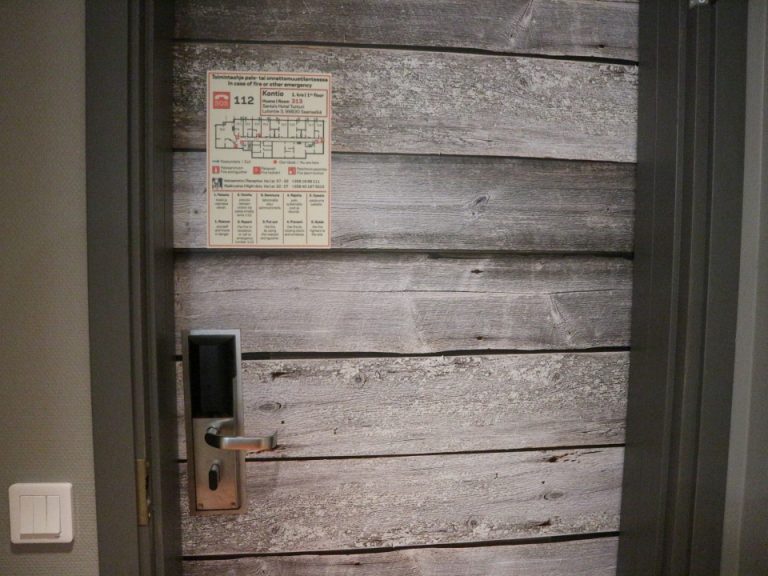 客室のドアは、カードキータイプでした。