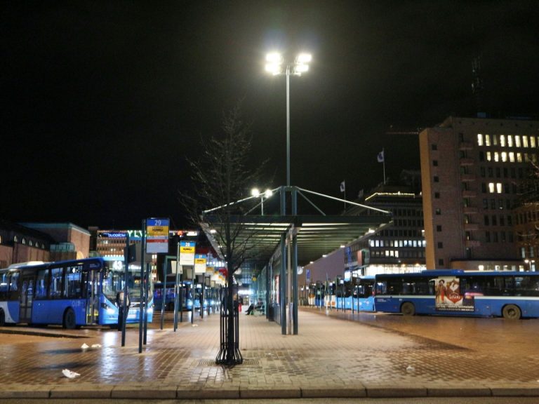 ホテルの正面玄関前がすぐバス停です