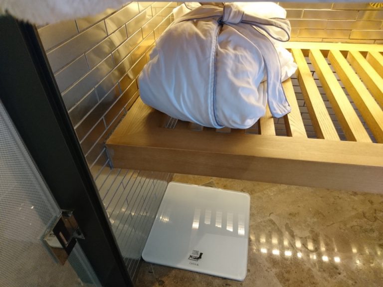 ガウンと体重計