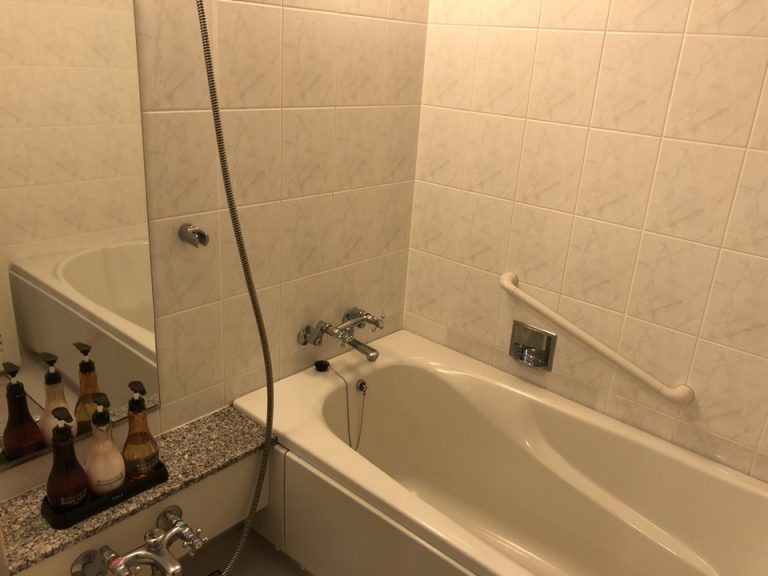 バスルーム入口から全景・バスタブ