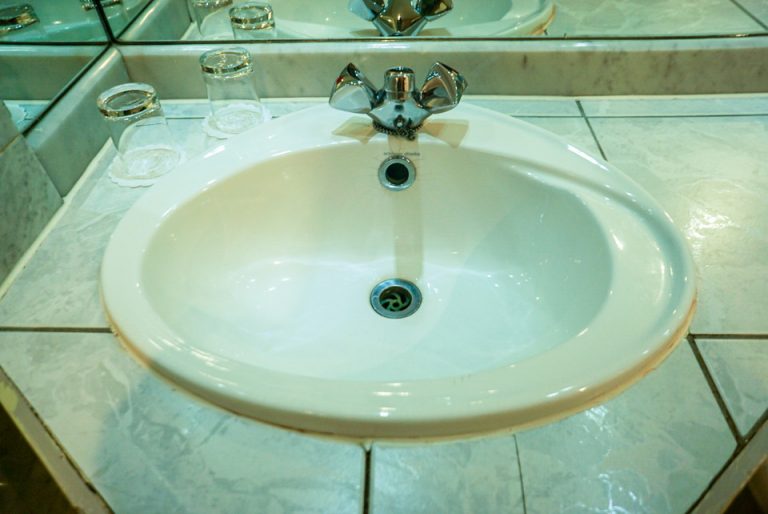 バスルーム内の洗面台全体です